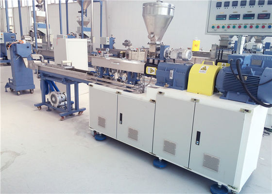 Κίνα Διπλή μηχανή εξωθητών κλίμακας εργαστηρίων βιδών με την παραγωγή 5-10kg/hr ιδιαίτερα αποδοτική προμηθευτής